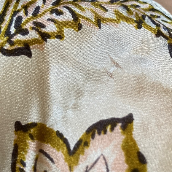 VINCE CAMUTO blue & cream floral silk scarf. - Picture 8 of 8